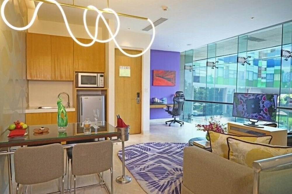 Suite, 1 King Bed, Pool View (Vivanta) photo 3