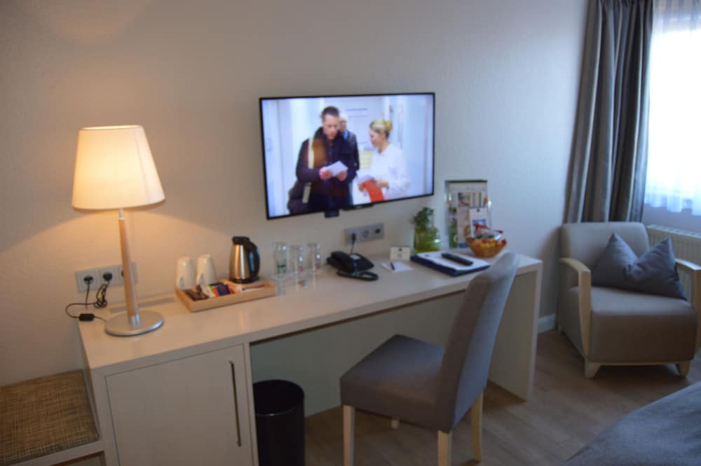 Comfort Room, 1 King Bed thumbnail 5