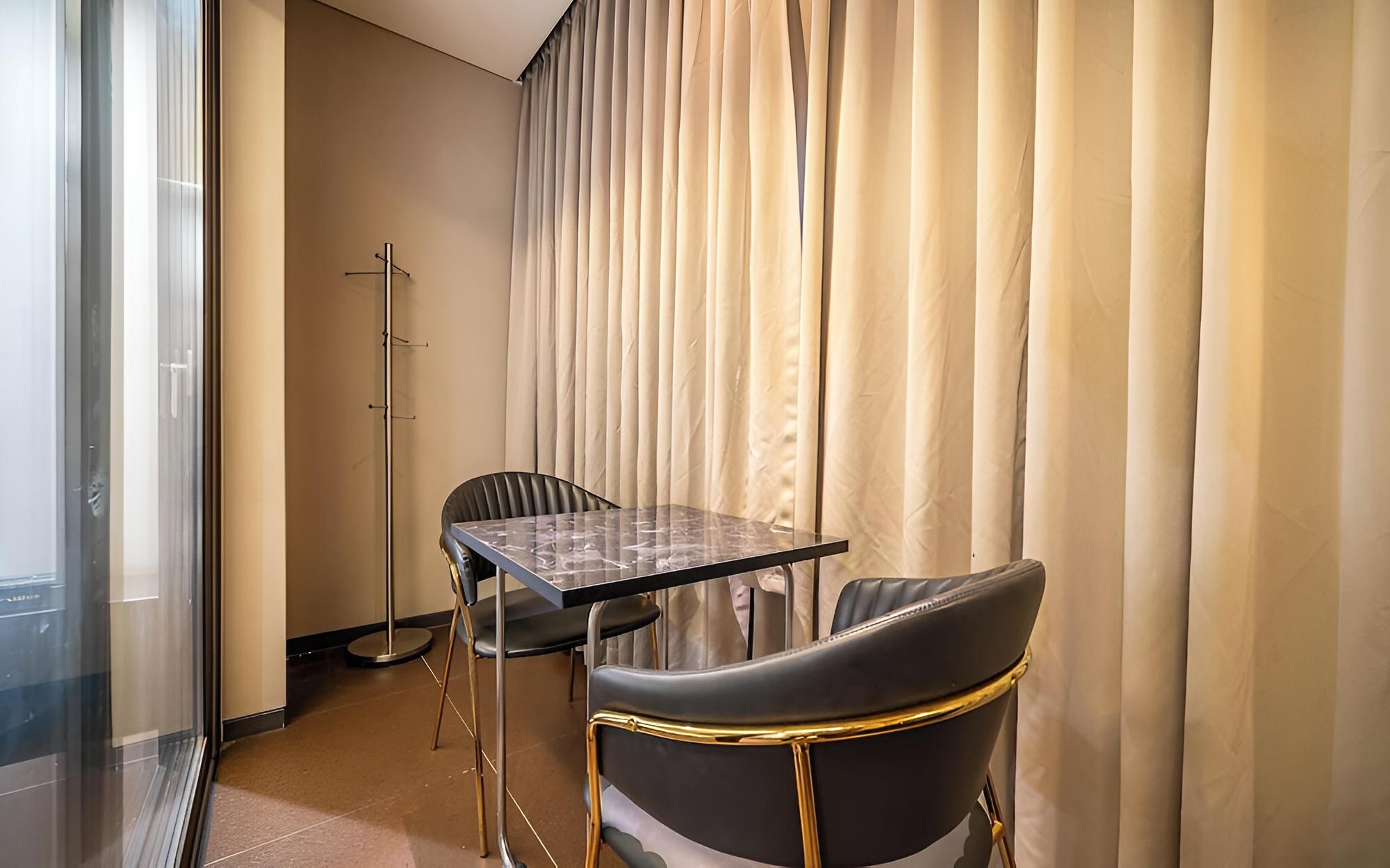Room (Deluxe (Netflix/RiverView Room Random) - Photo 4