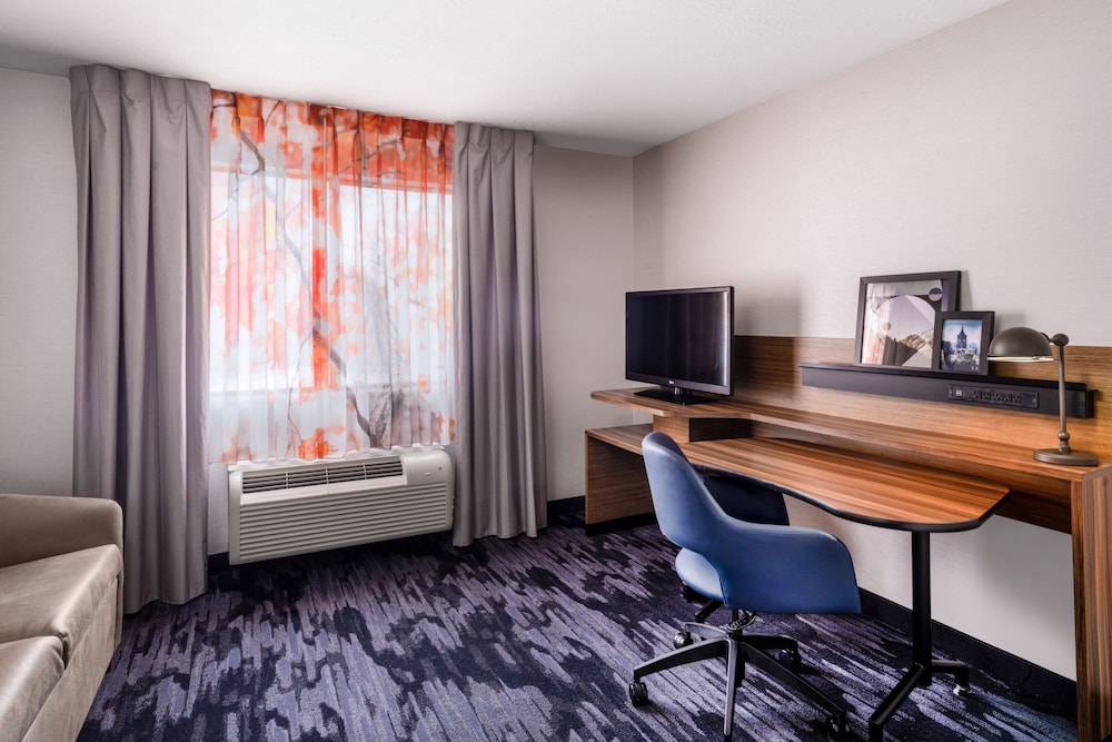 Suite, 1 King Bed with Sofa bed (Mobility Accessible, Roll-In Shower) - Photo 2