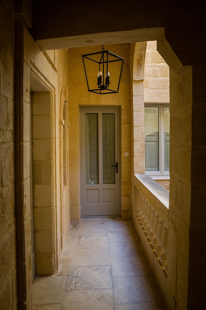 Superior Double Room, Ensuite ( King Room with balcony) - Photo 9