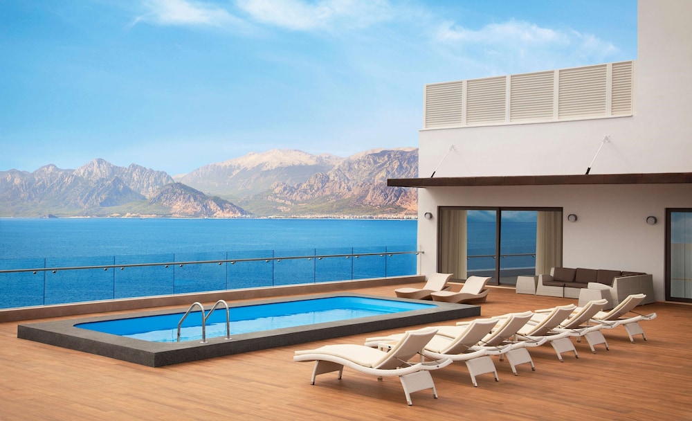Infinity Suite (Urban Chic Lounge Access)