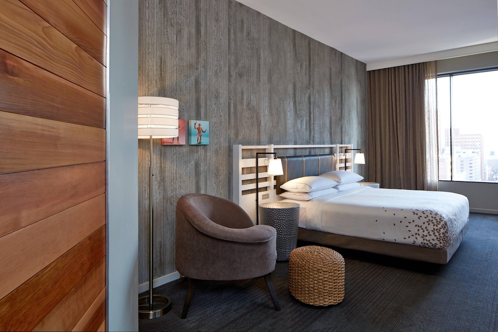 Club Room, 1 King Bed - Photo 3