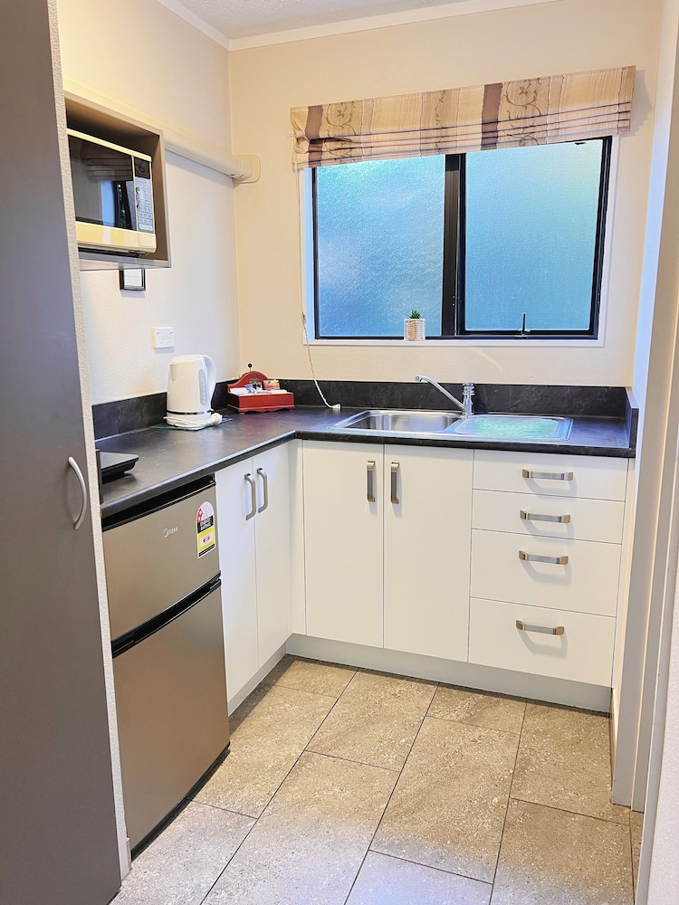 Suite, 2 Bedrooms, Ground Floor (Connecting studios) photo 3