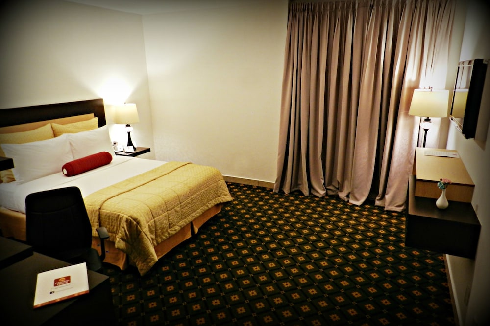 Standard Room, 2 Queen Beds photo 2