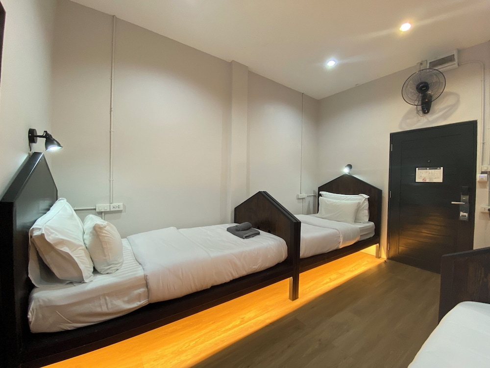 Standard Single Room, 3 Twin Beds photo 3