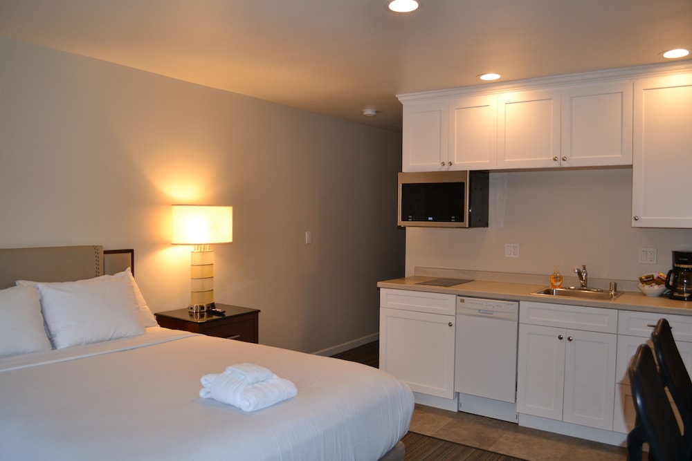 Family Room, Kitchenette