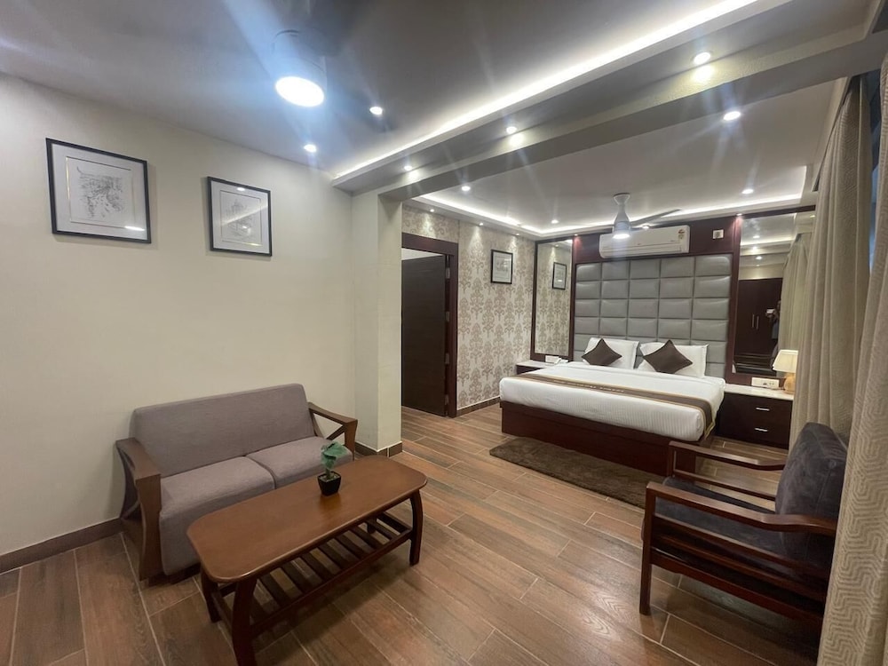 Superior Suite, Accessible Bathtub, Garden View
