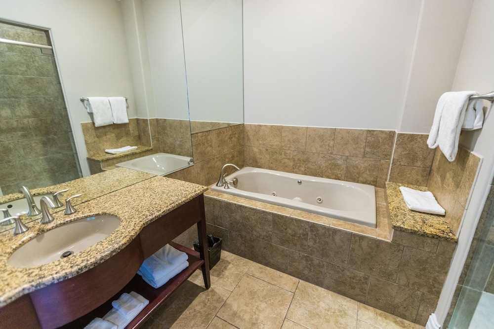 Grand Suite, 1 King Bed with Sofa bed, Non Smoking, Jetted Tub