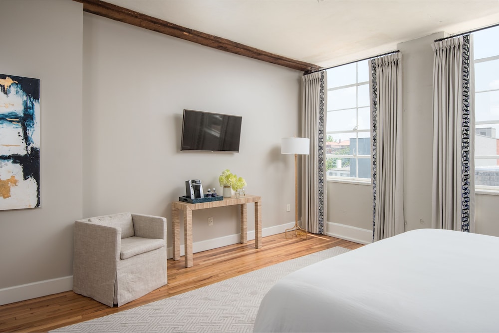 Standard Room, 1 King Bed photo 3