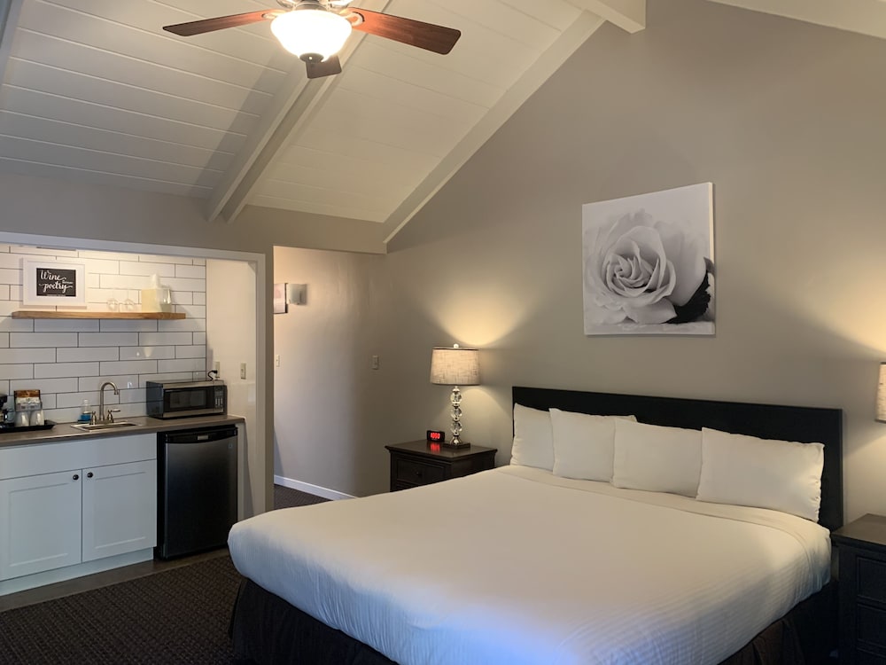 Superior Room, 1 King Bed photo 1