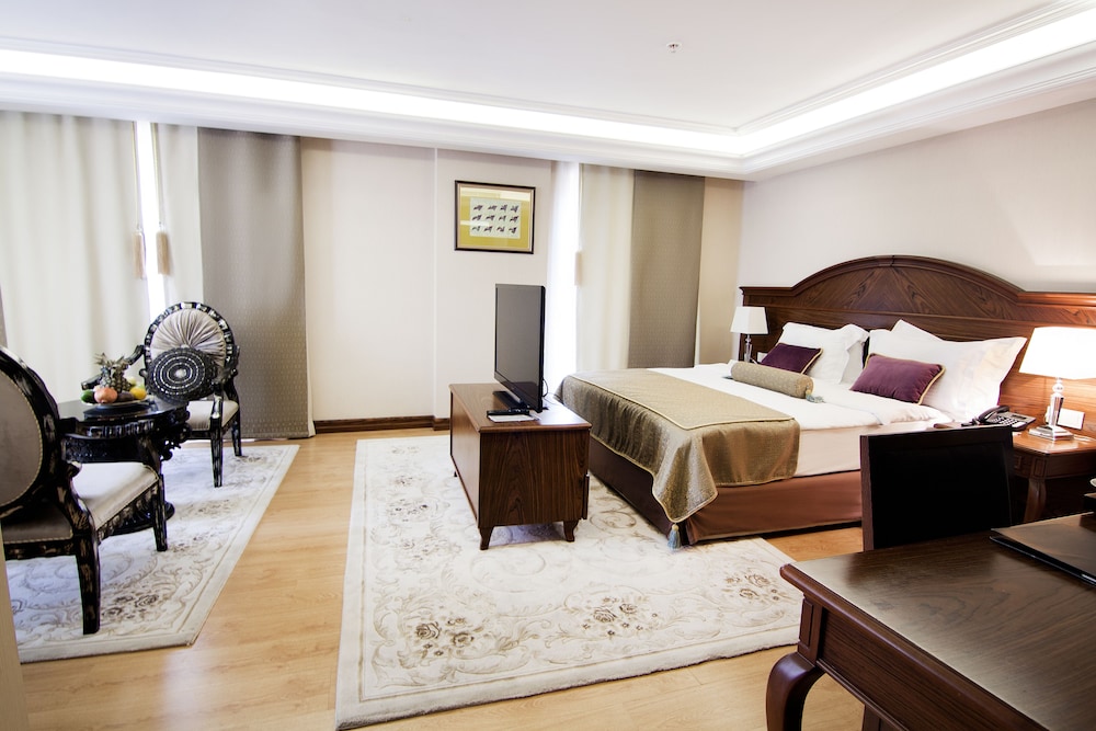 Deluxe Suite photo 1