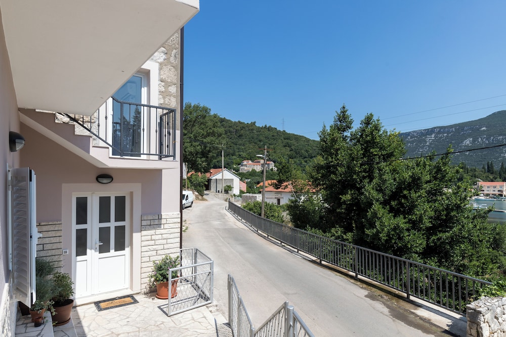 House (Two Bedroom Holiday Home with Terrace) photo 2