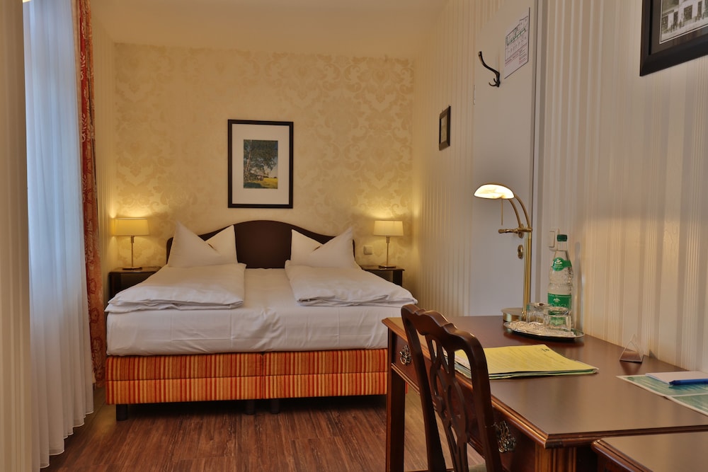 Basic Double Room, 1 Queen Bed photo 3