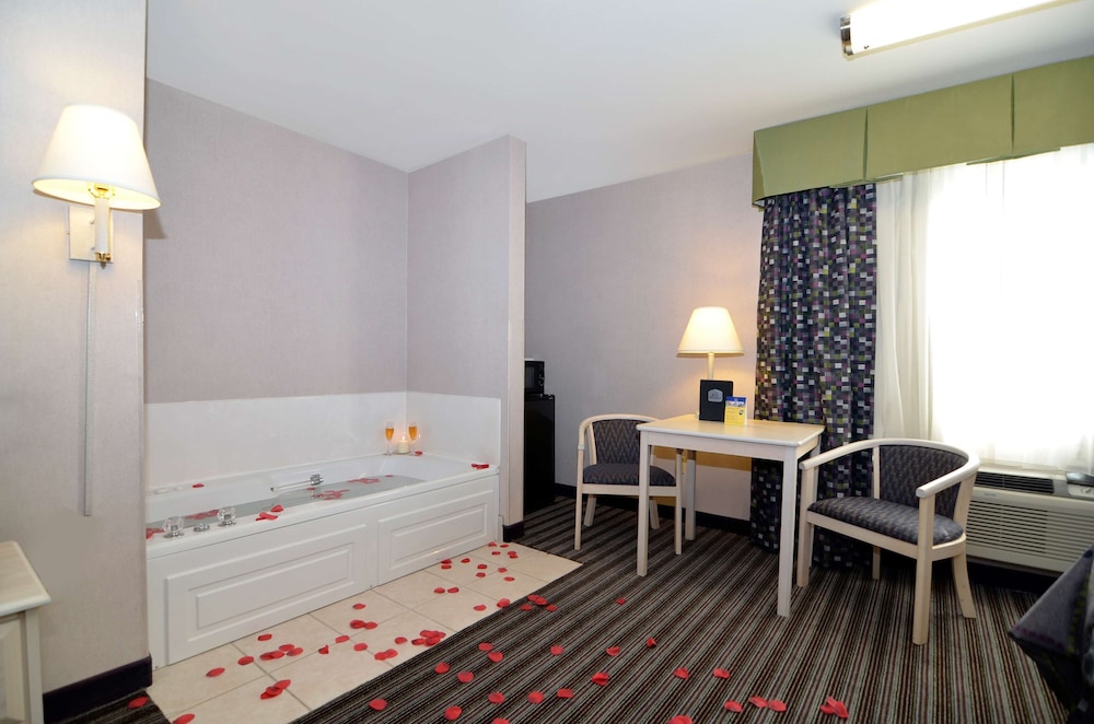 Suite, 1 King Bed, Non Smoking, Jetted Tub photo 2