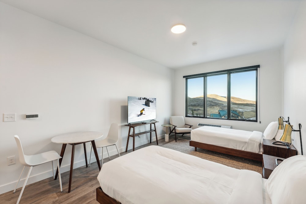 Room, 2 Twin Beds, Kitchen, Slope side photo 3