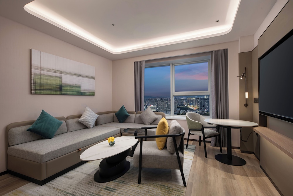 Suite, 1 King Bed, City View photo 3