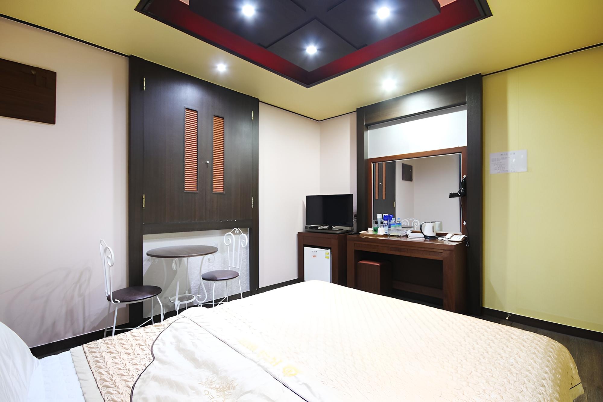 Room (Standard Room) - Photo 17