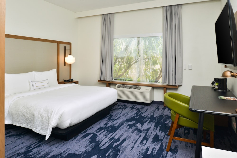 Room, 1 King Bed (Mobility Accessible, Roll-In Shower) - Photo 1