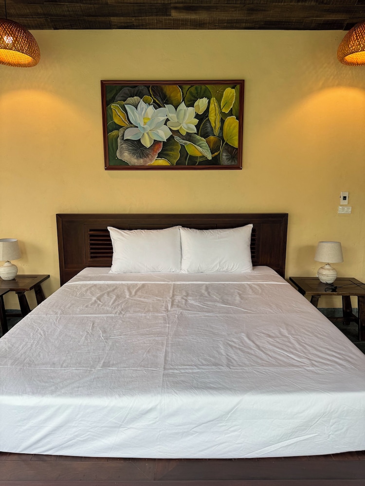 Superior Double Room, 1 King Bed, Pool View photo 2