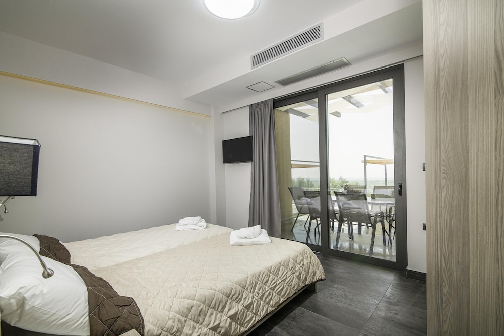 Family House, Multiple Bedrooms, 2 Bathrooms (Serenity Suites Sea View 2)
