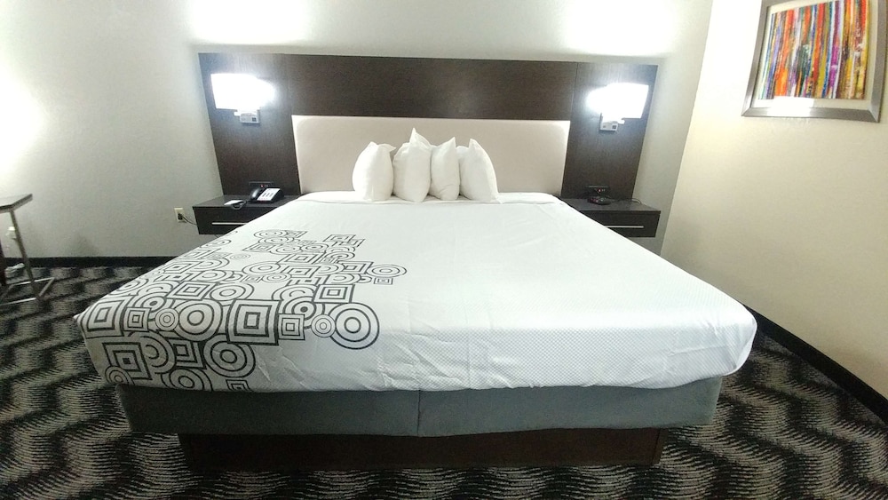 Standard Room, 1 King Bed, Non Smoking, Refrigerator & Microwave (1st Floor) - Photo 2