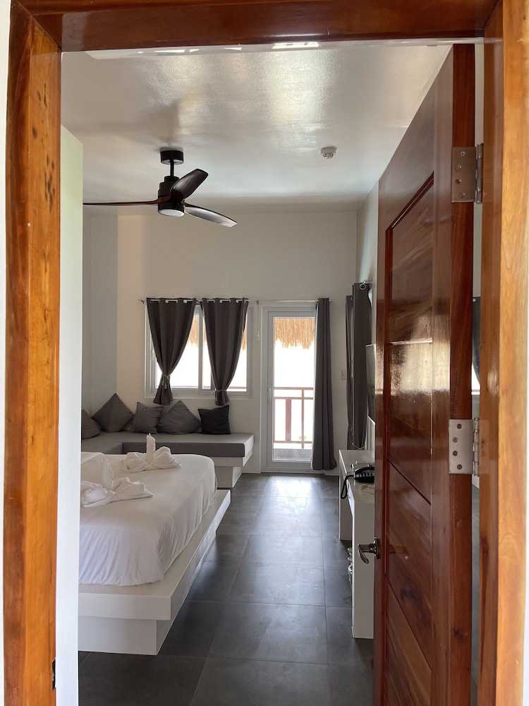 Deluxe Triple Room - Photo 11