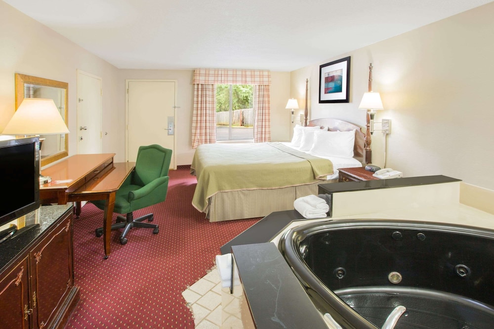 Honeymoon Suite, 1 King Bed, Jetted Tub photo 1