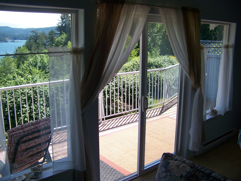 Romantic Cabin, 1 Queen Bed, Jetted Tub, Ocean View (Moonlight cottage) photo 3