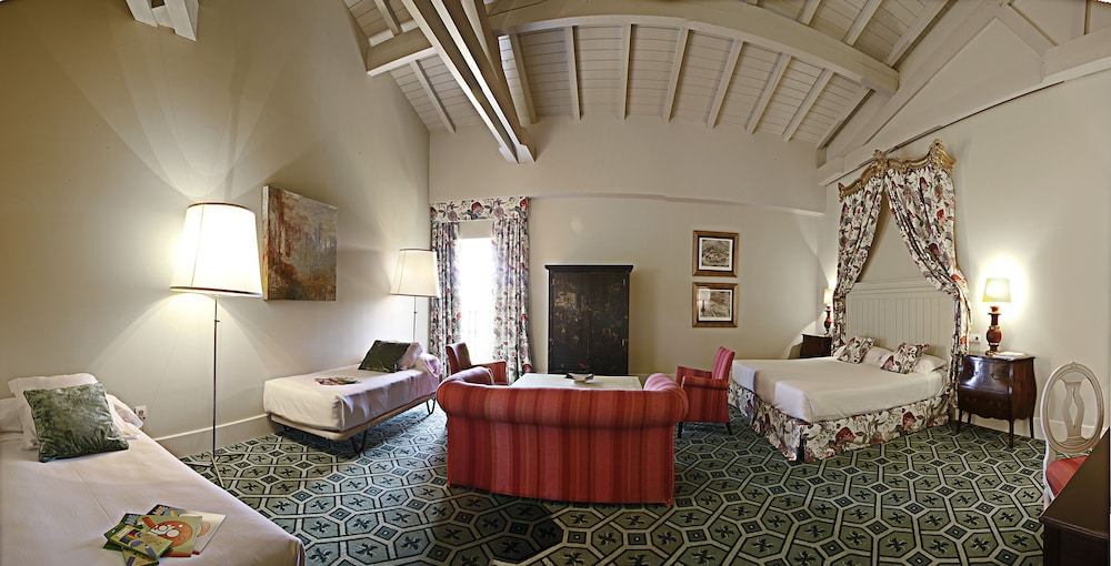 Quadruple Room - Photo 1