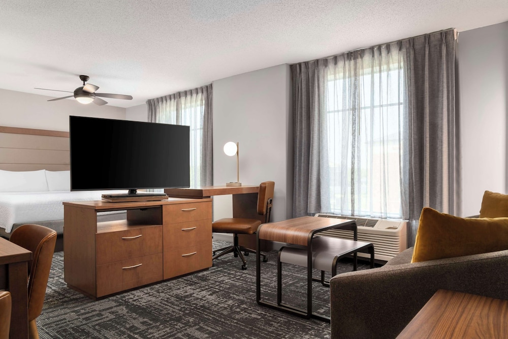 Studio, 1 King Bed, Accessible (Mobility & Hearing, Roll-in Shower) - Photo 2