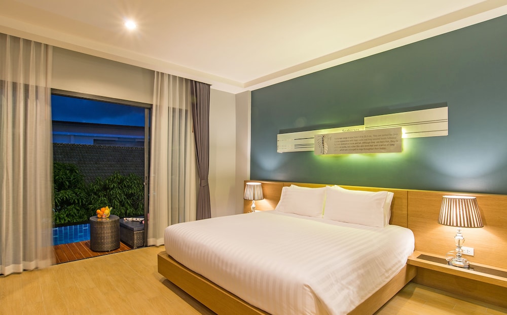 Deluxe Room, Pool Access photo 2