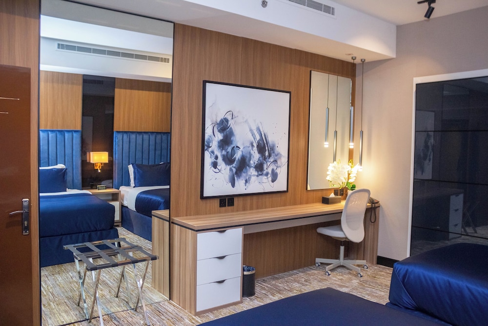 Suite, 1 Queen Bed with Sofa bed photo 1