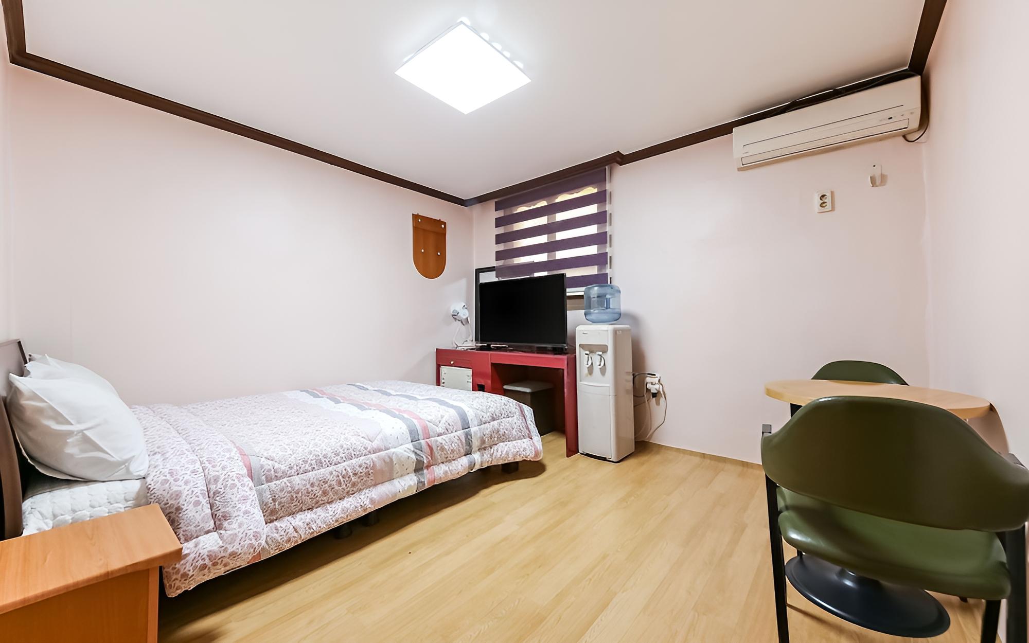 Room (General room a) - Photo 1