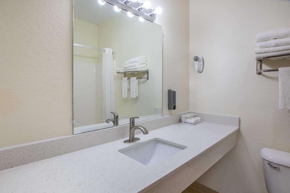 Room, Multiple Beds, Non Smoking (Bridge View) - Photo 4