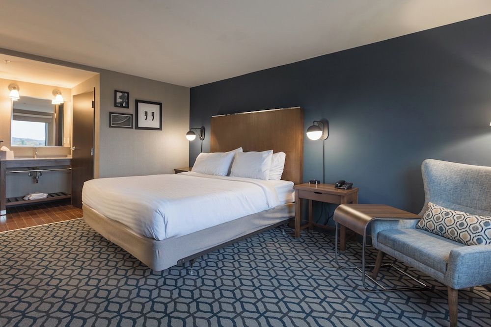 Standard Room, 1 King Bed, River View - Photo 5