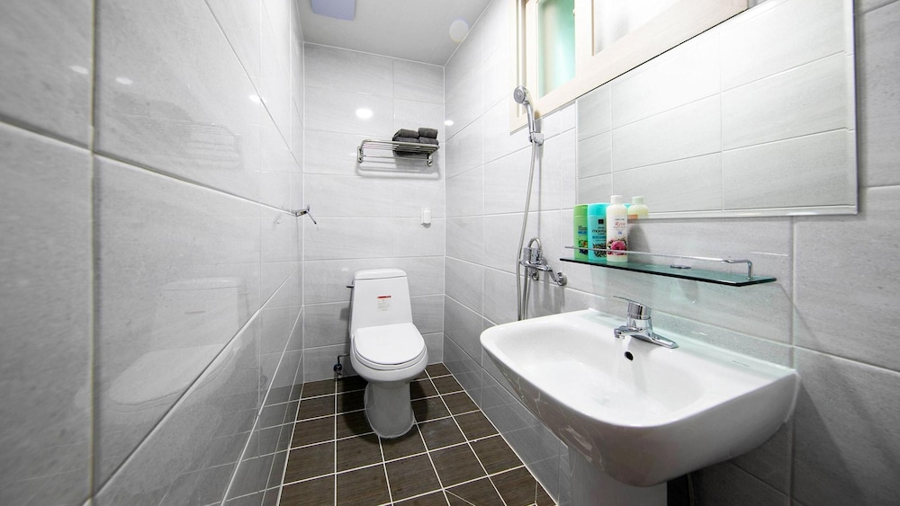 Basic Room, 1 Bedroom (205 ( No cooking )) - Photo 4