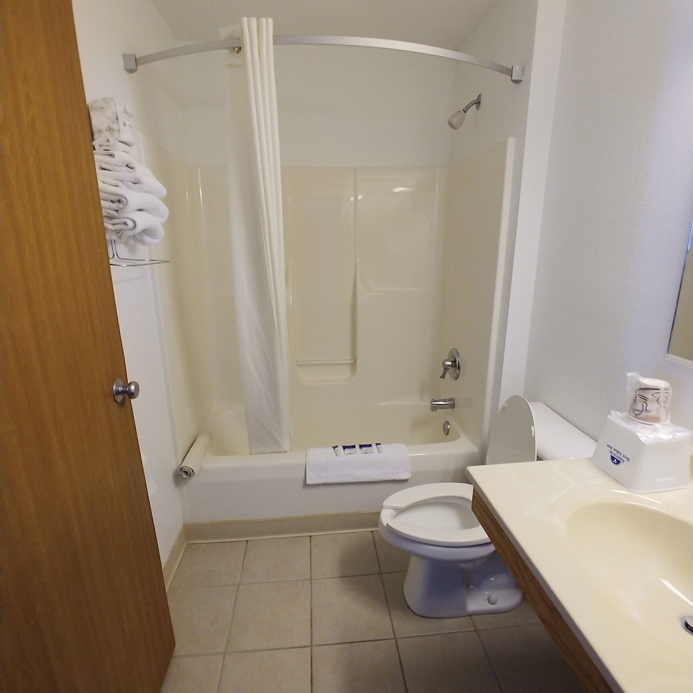Suite, 1 King Bed, Non Smoking, Jetted Tub - Photo 3