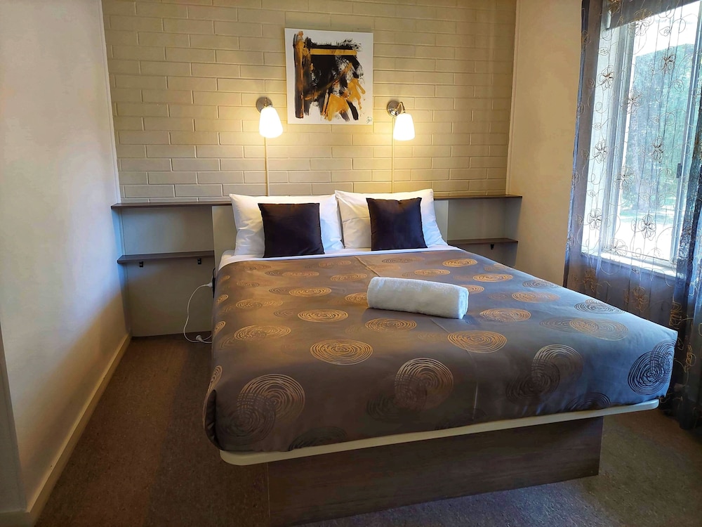 Two Bedroom Unit Queen & Singles photo 1