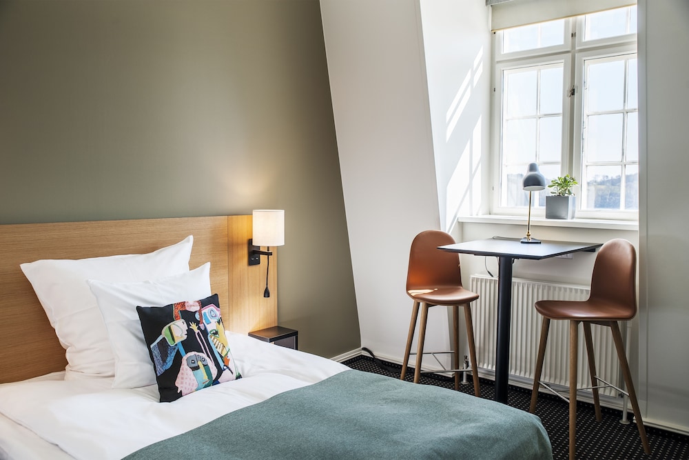 Small double room - 1 queen bed 140 cm - fjord view - main building - Photo 1