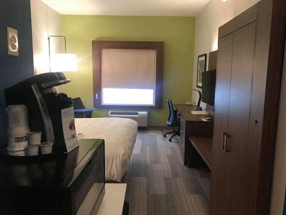 Deluxe Room, 1 King Bed, Accessible, Non Smoking (Hearing, Roll-In Shower) - Photo 4