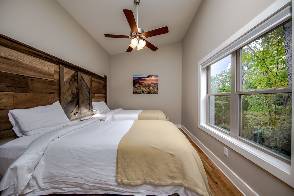 Luxury Cabin, 2 Bedrooms, Balcony, Mountainside