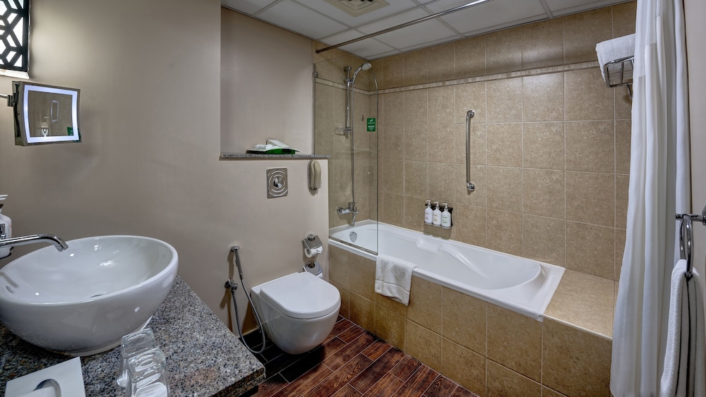 Suite, 2 Bedrooms, City View (Bath/Shower Combo) photo 3