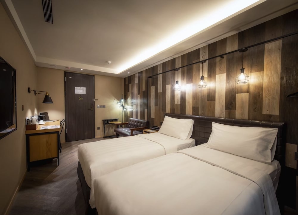 Twin Room, 2 Single Beds, No Windows photo 1