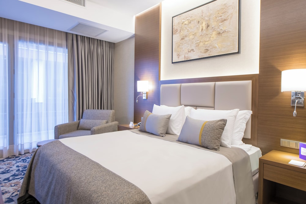 Junior Suite, 1 King Bed with Sofa bed, Balcony photo 2