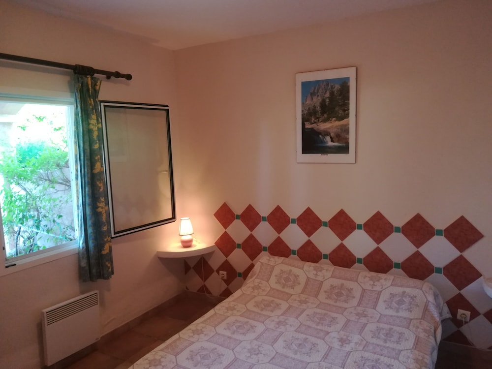 Basic Apartment photo 2