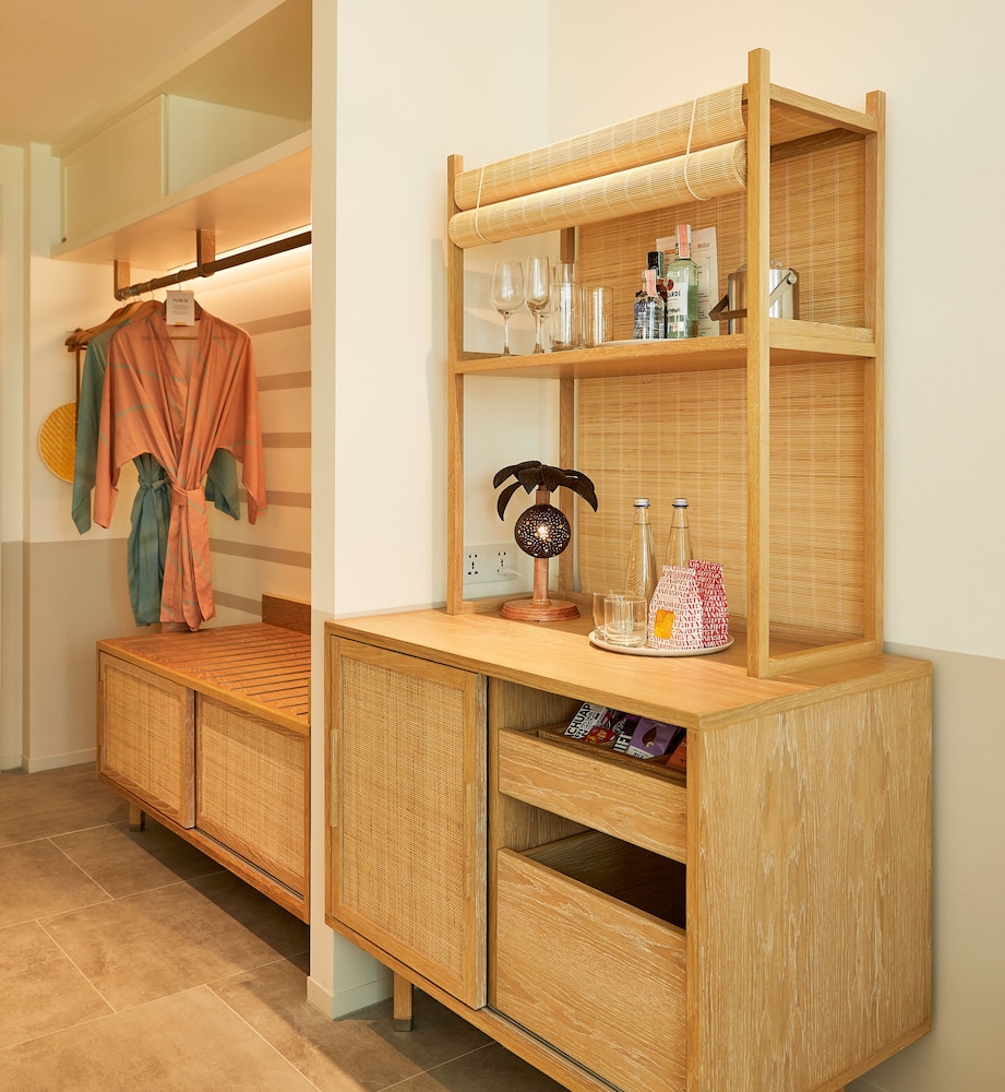 Standard Room, 2 Double Beds - Photo 4