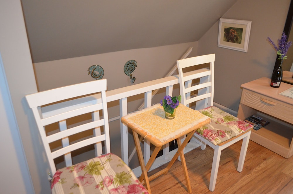 Deluxe Room, 1 Queen Bed, Shared Bathroom photo 3