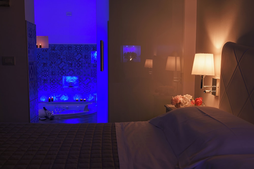 Romantic Double Room, Hot Tub photo 3