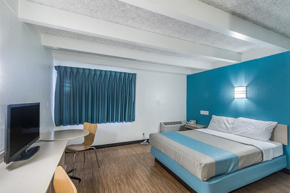 Deluxe Room, 1 Queen Bed, Non Smoking, Refrigerator & Microwave photo 1